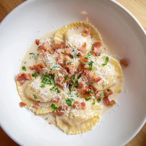 Creamy Olive Garden Ravioli Carbonara with crispy pancetta, perfect for a satisfying, rich Italian meal.